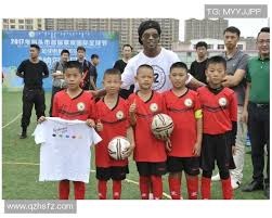 “黄袍”加身，里约热内卢基督像穿上黄潜球衣